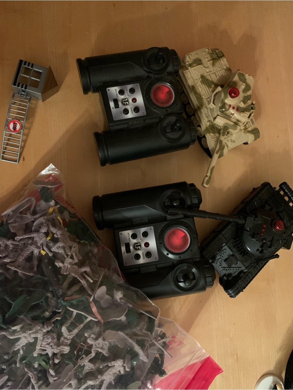 Dueling tanks RC mini set and army figures